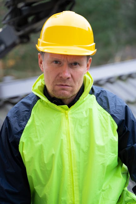 Trabajador de construcción con casco de seguridad en faena