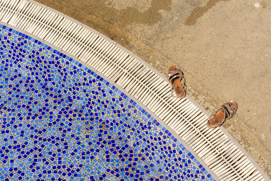 Piscina terminada vista aérea con mosaico azul