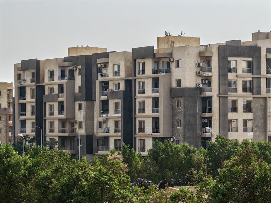 Edificio de departamentos con árboles en fachada